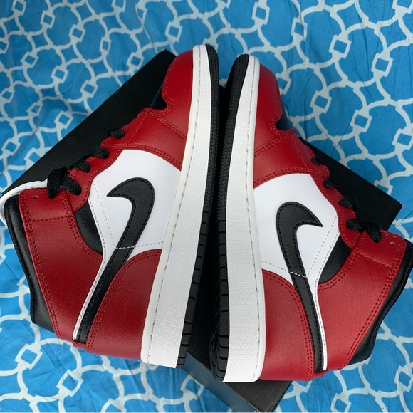 Nike Youth size 4.5y Air Jordan 1 mid chicago black toe GS kids bred red black - Picture 7 of 7